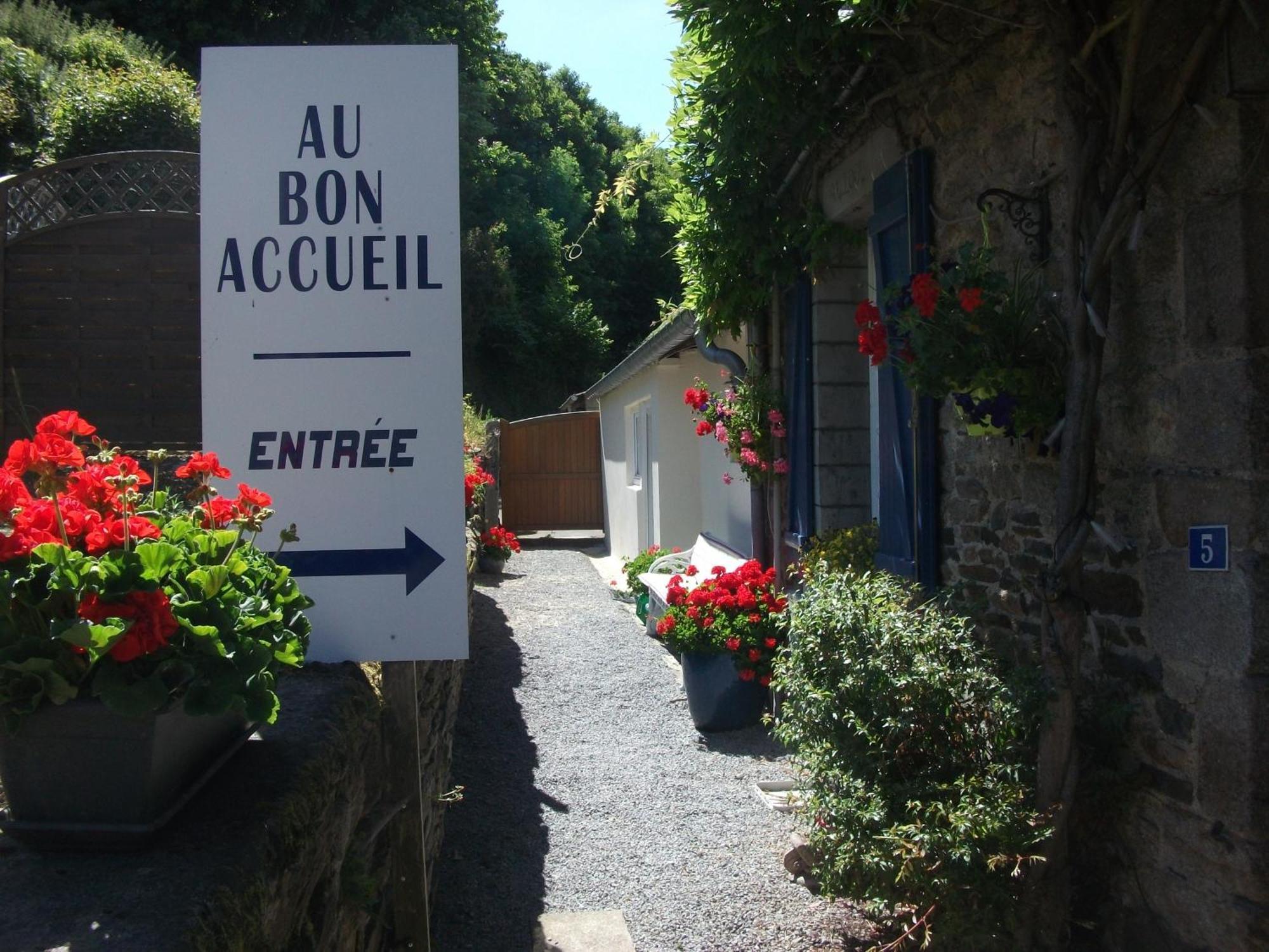 Au Bon Accueil Bed & Breakfast Saint-Marcan Екстериор снимка
