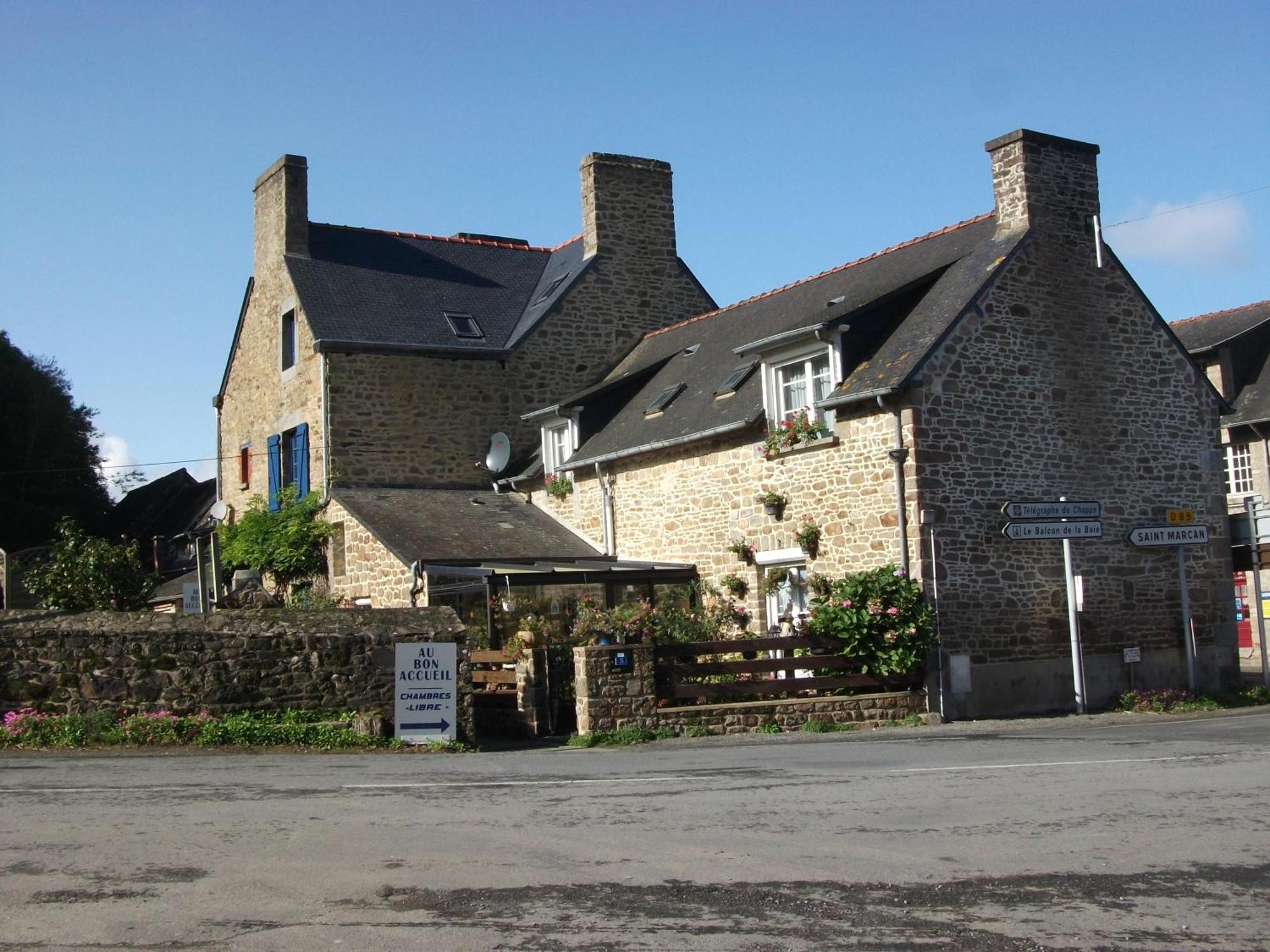 Au Bon Accueil Bed & Breakfast Saint-Marcan Екстериор снимка
