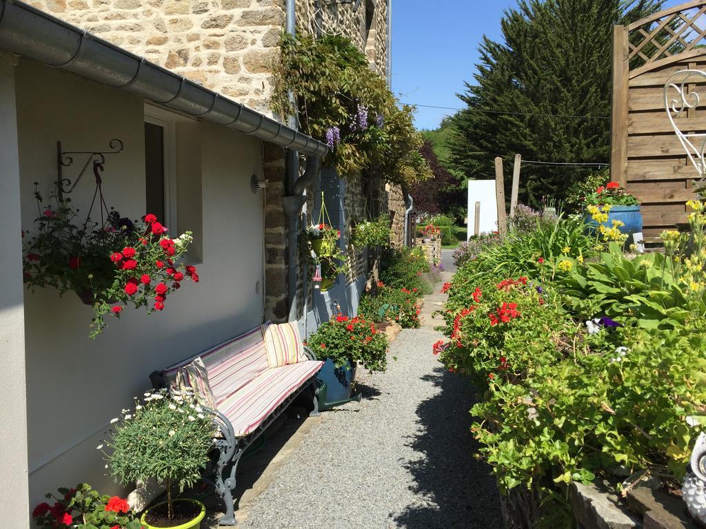 Au Bon Accueil Bed & Breakfast Saint-Marcan Екстериор снимка